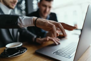 laptop-pointing